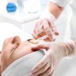 Mesoterapia con microinyecciones en el contorno de ojos